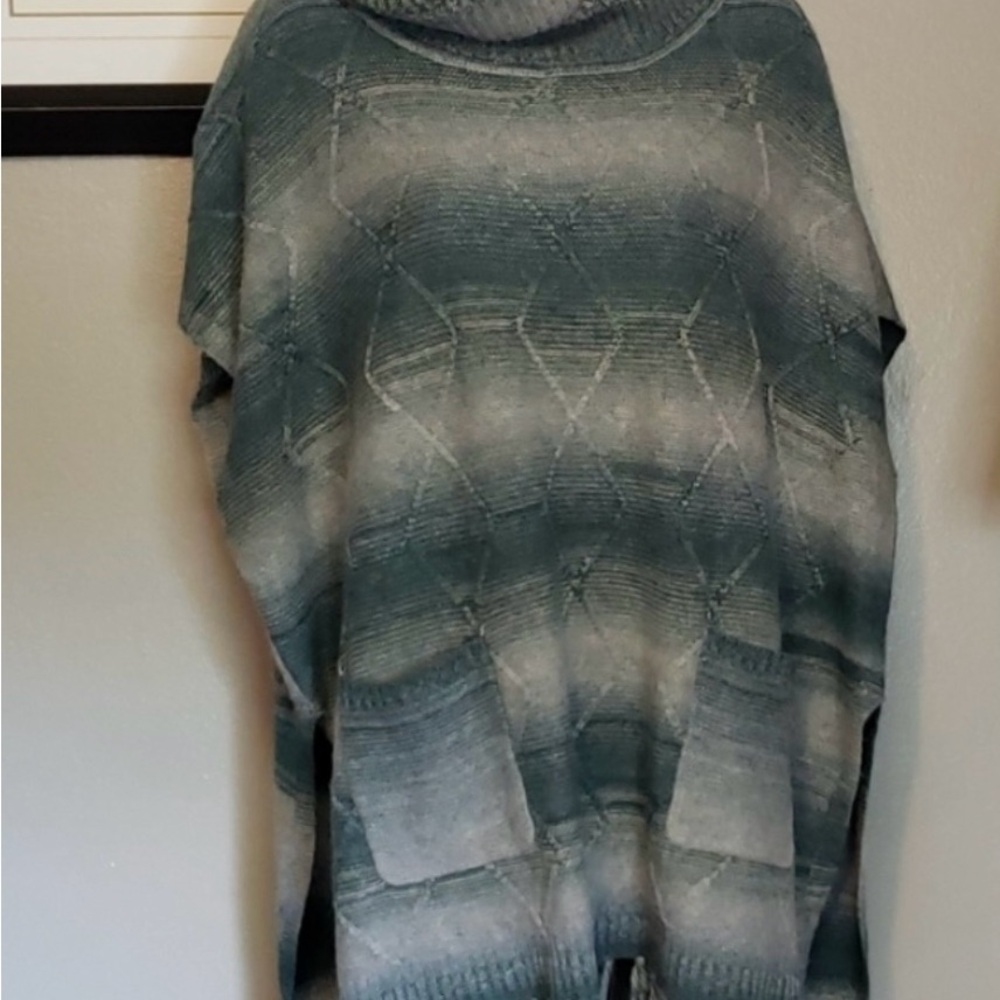 Elegant Green Gradient Women's Sweater